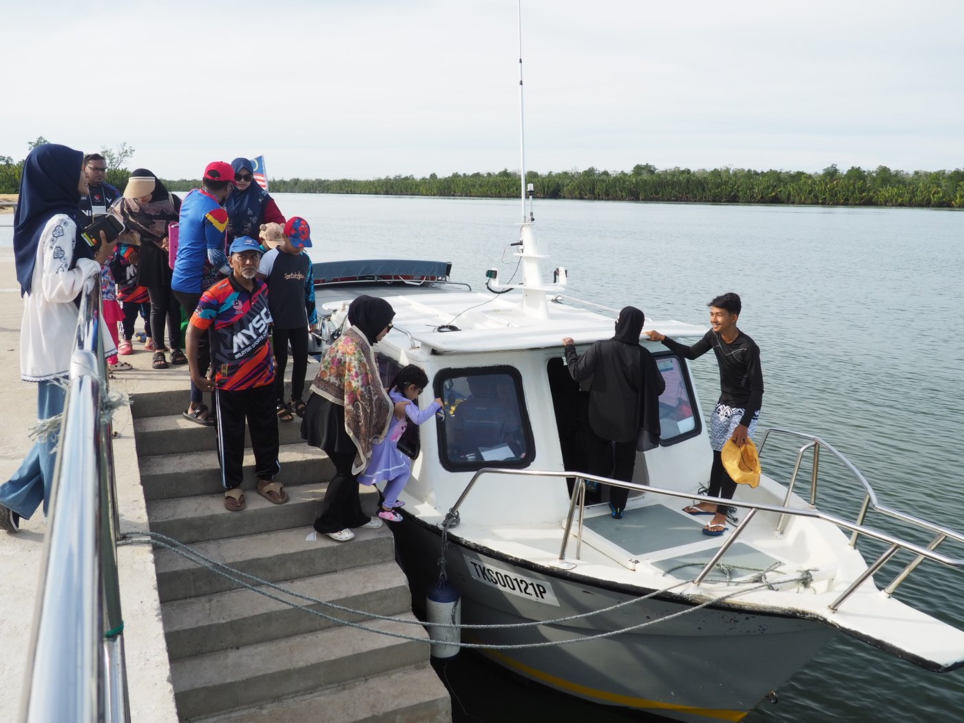 Peserta menaiki bot AG Holiday di tangga jeti sebelum bertolak ke Pulau Redang
